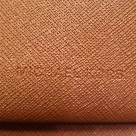 Michael Kors Hayes Multifunction Wristlet - Picture 8 of 8